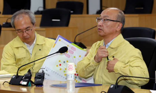 문형표 보건복지부 장관이 6일 오후 정부세종청사 정부공용 영상회의실에서 열린 서울청사와의 중동호흡기증후군(메르스) 대응 관계장관회의에 참석하고 있다. 왼쪽은 권준욱 중앙메르스관리대책본부 기획총괄반장